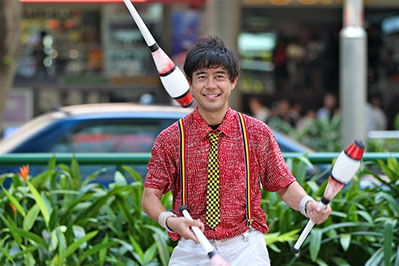 Juggling for hire Singapore, Roving Juggling Singapore, Juggling Shows Singapore, Buskers,   magic And Circus Show Eccentrix by Jon Danger