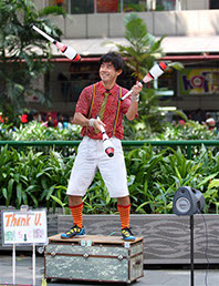 Juggling for hire Singapore, Roving Juggling Singapore, Juggling Shows Singapore, Buskers,   magic And Circus Show Eccentrix by Jon Danger