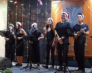 Christmas Carolers, Christmas Carolers, Christmas Carrolers.Santa Claus For Hire Singapore, Santa, Father Christmas, Santarina,  Christmas  