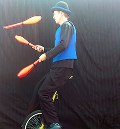 Juggling for hire Singapore, Roving Juggling Singapore, Juggling Shows Singapore, Buskers,   magic And Circus Show Eccentrix by Jon Danger