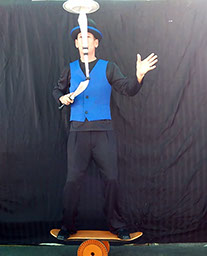 Juggling for hire Singapore, Roving Juggling Singapore, Juggling Shows Singapore, Buskers,   magic And Circus Show Eccentrix by Jon Danger