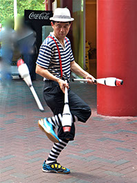 Juggling for hire Singapore, Roving Juggling Singapore, Juggling Shows Singapore, Buskers,   magic And Circus Show Eccentrix by Jon Danger